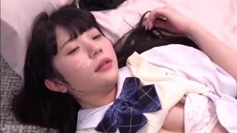 清純な顔立ちの美少女JKが制服姿で肉棒を咥え、何度も突かれてイキまくる濃厚SEX！