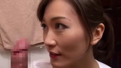スレンダーな黒髪美少女が自宅の浴室で執拗にチ●ポを舐め尽くす濃厚フェラチオ！